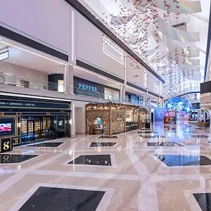 Conrad Vegas At World אתר נופש